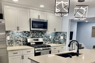 Image de Modern Lake Home in Private setting with Lake Access and Hot Tub