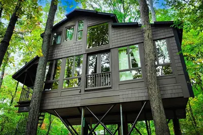 Image de Magical Treehouse in Woods, Close many Wineries & Breweries, Pet Friendly!