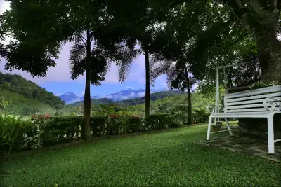 Image de Relax in this spacious and serene space. Plenty of nature to enjoy.