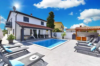 Image de Villa avec piscine extérieure