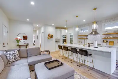 Image de Private Yard & Fire Pit! Modern Kirkland Abode