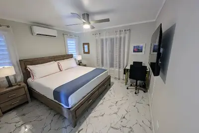 Image de New Fully Renovated - Close to Beaches & Shopping!