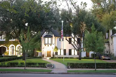 Image de Highland Park Mansion on Beverly Drive, 1080 feet  from Smu’s stadium!
