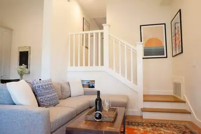 Image de Renovated home in historic Claremont -Long-term