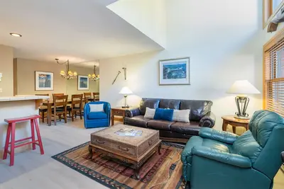 Summer Value! Enjoy Deck, Hot Tub & Parking