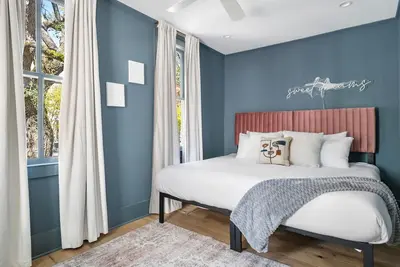 Image de Downtown Chs | King Beds Convert to Singles!