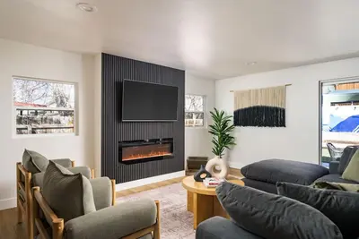 Image de Spacious + Stylish Home w/HotTub 12min to Downtown