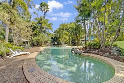 Image de Escape to Emerald Springs - Palm Trees, Tennis Court & Pool