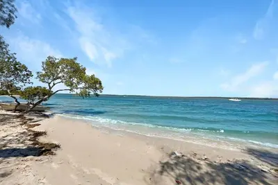 Image de Spacious Holiday Unit on Canal at Banksia Beach