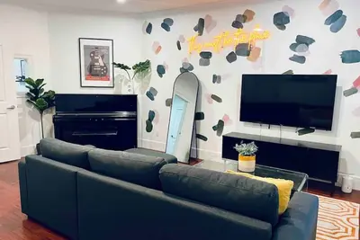 Image de Spacious Suite in Fraser Heights