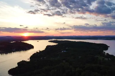 Image de Stay Here! 2 Homes sleep up to 28! Private cove 2 docks and personal boat launch
