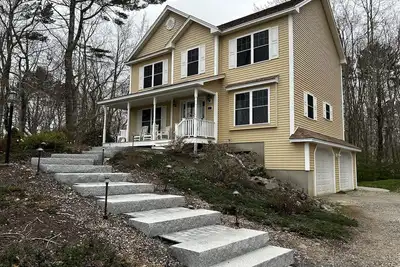 Image de 3 bedroom with views:  walk to the 3. 5 mile long sandy Fortunes Rocks Beach\n