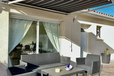 Image de dépendance avec piscine et boulodrome