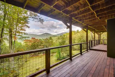 Image de Highlands Haven: Fireplace, Deck & Mountain Views!