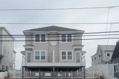 Image de Maison Entière au Bord de l'Océan à la Plage\nDes unités duplex côté à côté.