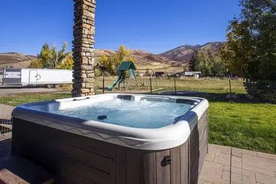 Image de Cozy ski retreat with hot tub, game room and theater room.