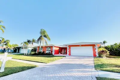 Image de Private pool & jacuzzi home w/ boat launch access, and community Gym and pool.