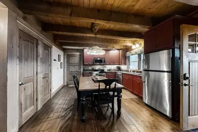 Image de Beautiful hand hewn log cabin called the BlueBeary Bungalow.