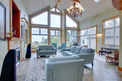 Image de Lakefront Algoma Home w/ Deck, Grill & Fireplace