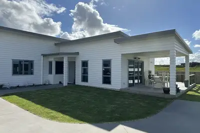 Image de Lovely home, great getaway spot with a view of the canal & Mount Manaia.