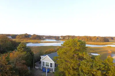 Image de Waterfront! Riverfront delight. 2 Br, private, decks. Steps to Craigville Beach