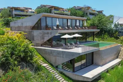 Image de Casa Morgandez in Iyari by Mita Residential. Oceanfront, Infinity Pool, Staff