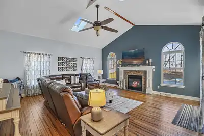Image de Spacious 5 Bedroom w/Pool, Patio and Theater\n\n