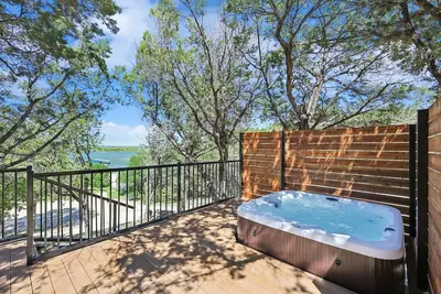 Image de New listing! *Sunshine Retreat: lakeview, fire pit, community pool