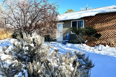 Image de Lovely, spacious Taos house. Ideally located, fully furnished.