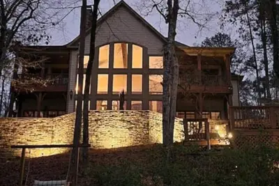 Image de Windows on Wedowee: Lakefront Luxury Private 4 Br/3. 5 Ba House w/ 2-Level Dock