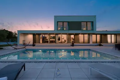 Image de Luxury retreat for 8 guests, with pool surrounded by olive trees