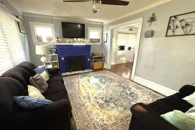 Image de Lovely 4-Bed Victorian in Akron (2 Kings, 1 Queen)