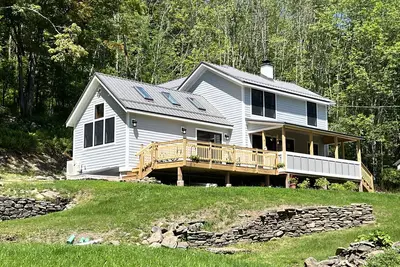 Image de Beautifully-restored mountain farmhouse with 80 acres of private trail access