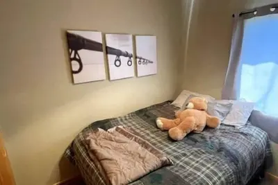 Image de 6 beds, parking, Lake access, kitchen, living room, bar & restaurant across road