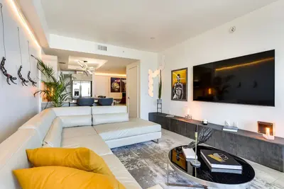 Image de High-End Miami Condo w/ City & Bay Views! ! !