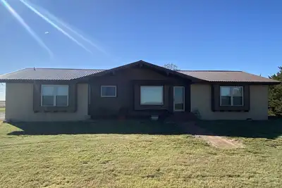 Image de Peaceful country farmhouse. Located 5 minutes from Historic downtown Post!