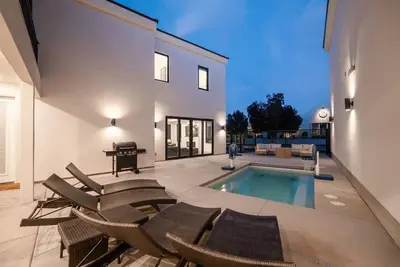 Image de Two homes in one! Beautiful Courtyard with Pool!