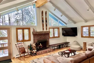Image de Spacious ski house 5 minutes from the mountain / lifts. Great for hosting!
