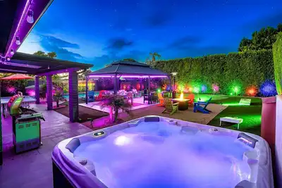 Image de Pool • Hot Tub • Pickleball • 3 Hole Putting Green • Ping Pong • Arcade • Grill