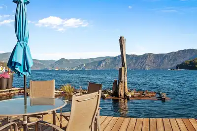 Image de IdaBlu, a floating house with an unobstructed view of the lake and mountains.