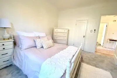 Image de Monthly Furnished 2-Bedroom Steps From Ocean