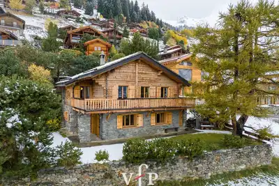 Image de Charmant chalet situé à Patier, avec une terrasse orientée au sud offrant une vue magnifique.