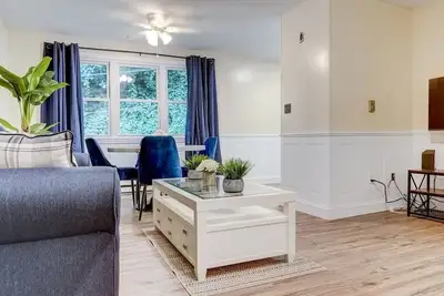 Premier League Pad - with Free Parking, Heat & Ac