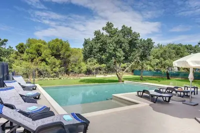 Image de Villa avec piscine et belle cour dans un endroit calme