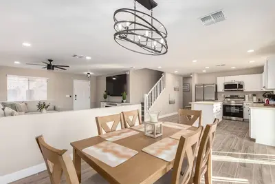 Image de Luxury Remodel in Phoenix ~ Ev Charger, Putting Green, Family & Pet-Friendly