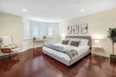 Image de Elegant Getaway in Arcadia with Balcony and Gazebo