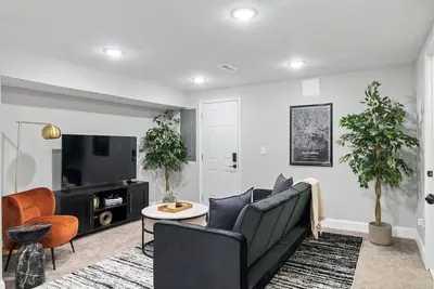 Midcentury Guest Suite w/ King Size Bed - 10 min from Ravens and Orioles!