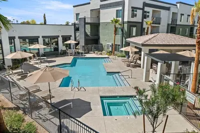 Image de 125 2 Br near State Farm & Parks w/ Gym & Heated Pool