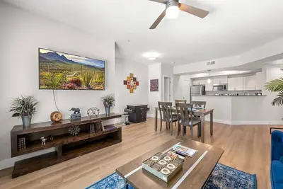 Image de 2 Br near State Farm Stadium w Gym & Outdoor pool.