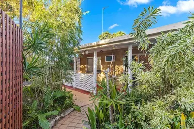 Image de Relaxed Urangan Living at the Poolside Bungalow